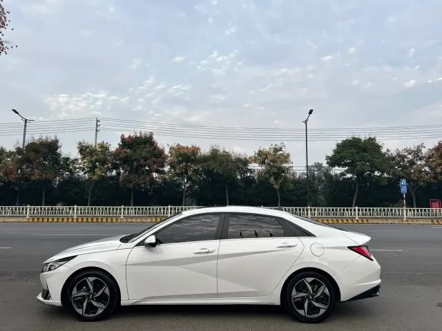 Hyundai Elantra 2022 1.5L CVT LUX Premium Edition — Фото автомобиля 2
