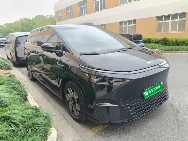 Xpeng X9 — Фото автомобиля 3