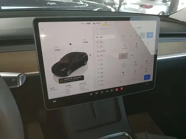 Tesla Model Y — Фото автомобиля 12