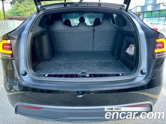 Tesla Model X — Фото автомобиля 17