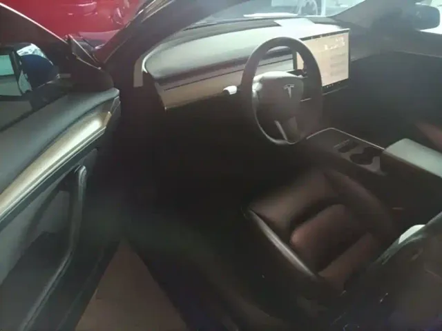 Tesla Model 3 — Фото автомобиля 15