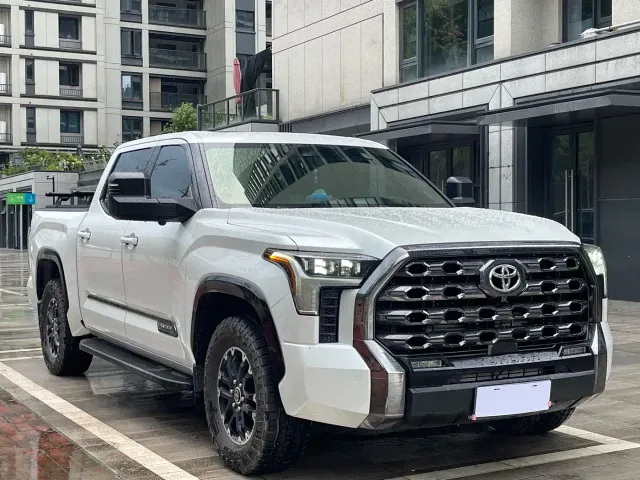 Toyota Sequoia — Фото автомобиля 3
