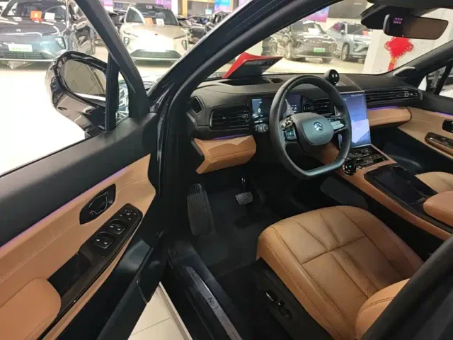Nio ES8 — Фото автомобиля 15