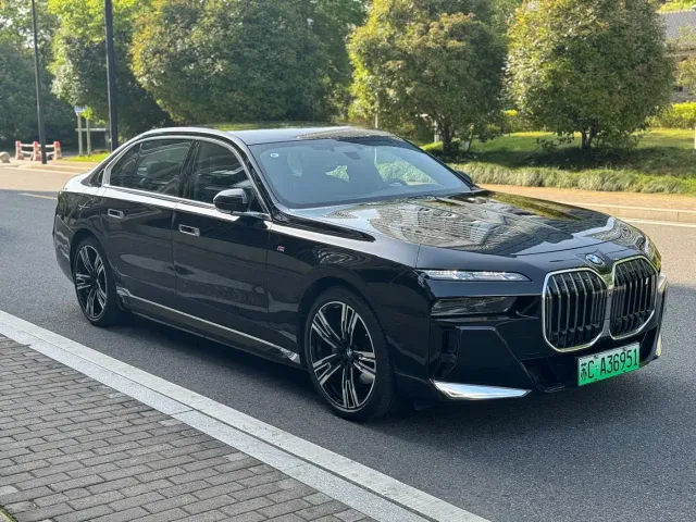 BMW i7 — Фото автомобиля 2