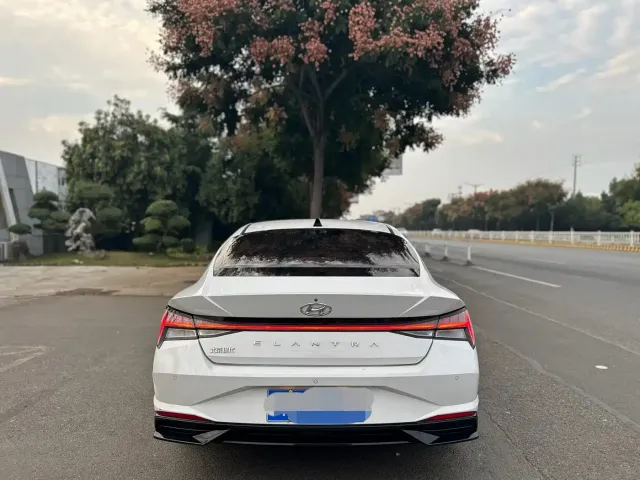 Hyundai Elantra 2022 1.5L CVT LUX Premium Edition — Фото автомобиля 4