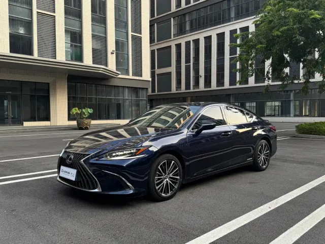 Фотография автомобиля — Lexus ES