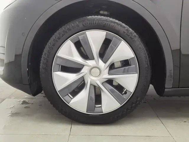 Tesla Model Y — Фото автомобиля 17