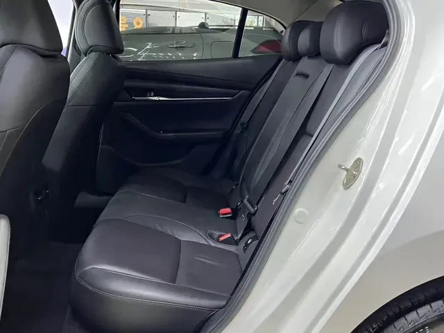 Mazda Axela — Фото автомобиля 13