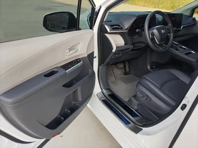 Toyota Sienna — Фото автомобиля 15