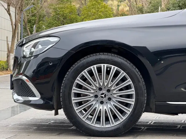 Mercedes-Benz E-Class — Фото автомобиля 4