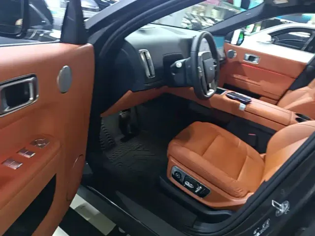 Li Auto L8 — Фото автомобиля 15