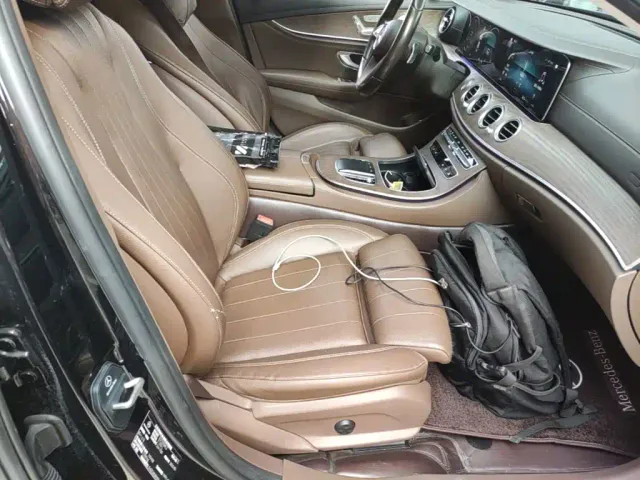 Mercedes-Benz E-Class — Фото автомобиля 24