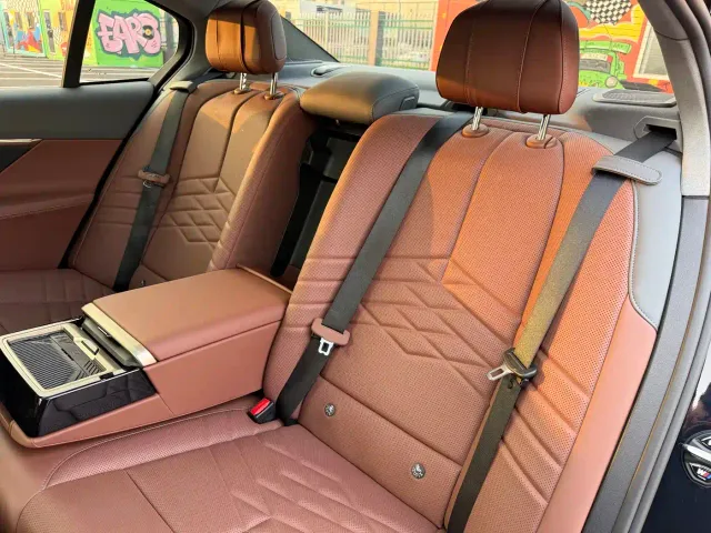 BMW 5 Series — Фото автомобиля 10