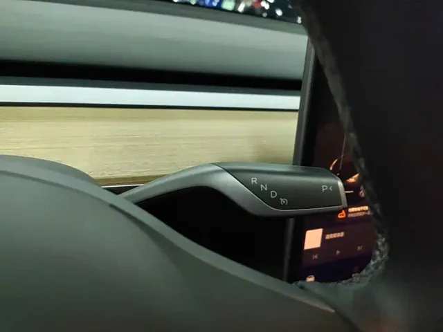 Tesla Model Y — Фото автомобиля 13