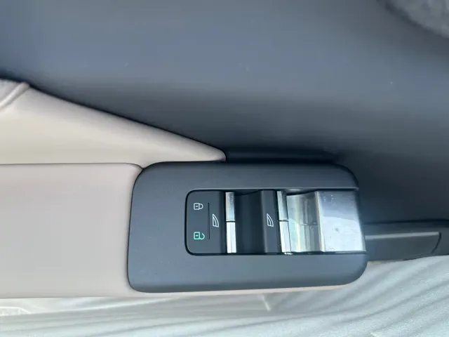 Volvo XC70 Plug-in Hybrid — Фото автомобиля 15