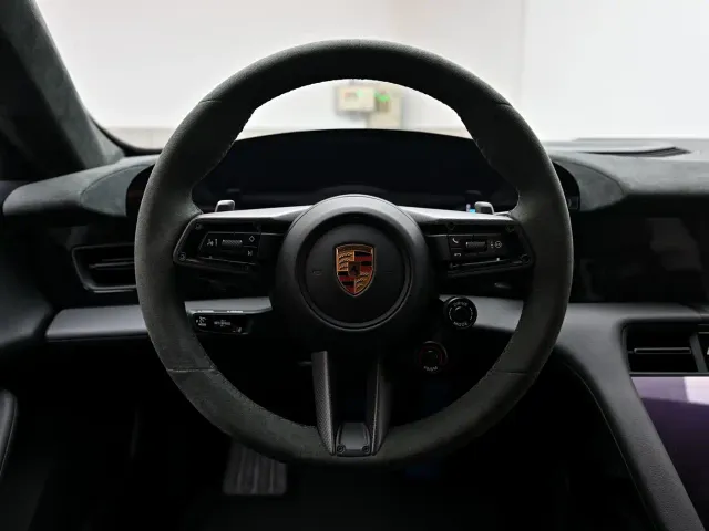 Porsche Taycan — Фото автомобиля 8