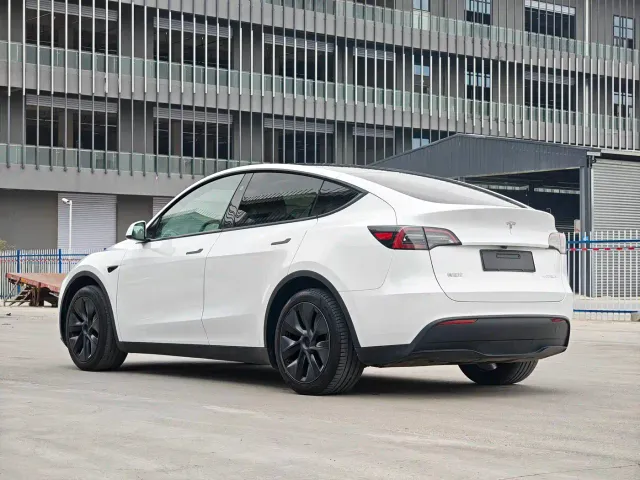 Tesla Model Y — Фото автомобиля 9