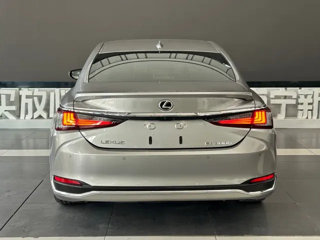 Lexus ES — Фото автомобиля 5