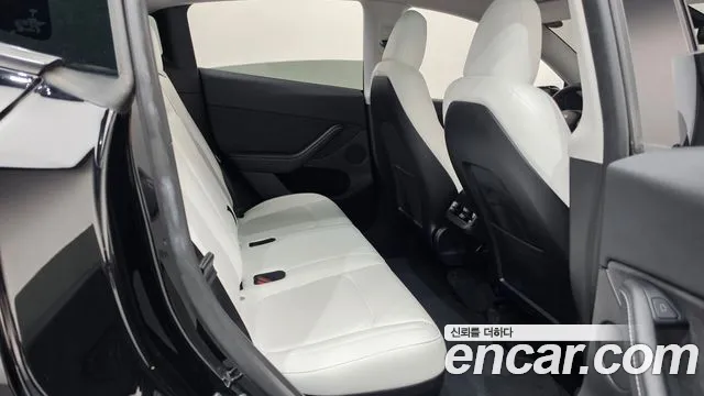 Tesla Model Y — Фото автомобиля 17