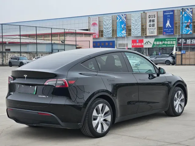 Tesla Model Y — Фото автомобиля 6
