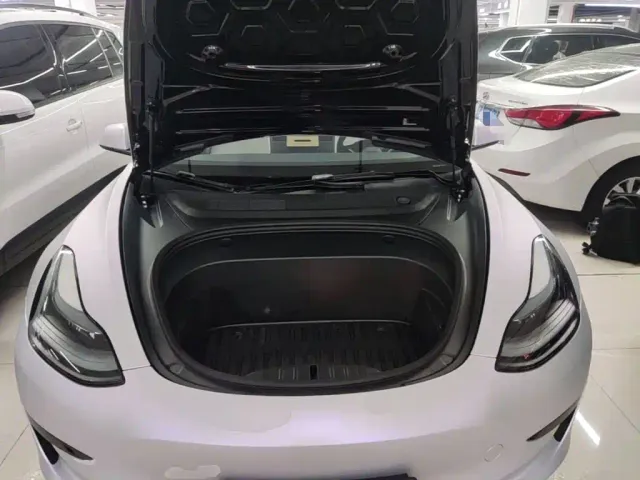 Tesla Model 3 — Фото автомобиля 19