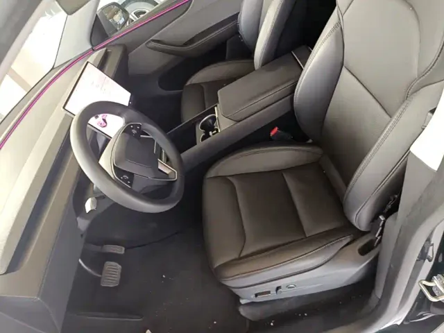 Tesla Model Y — Фото автомобиля 14