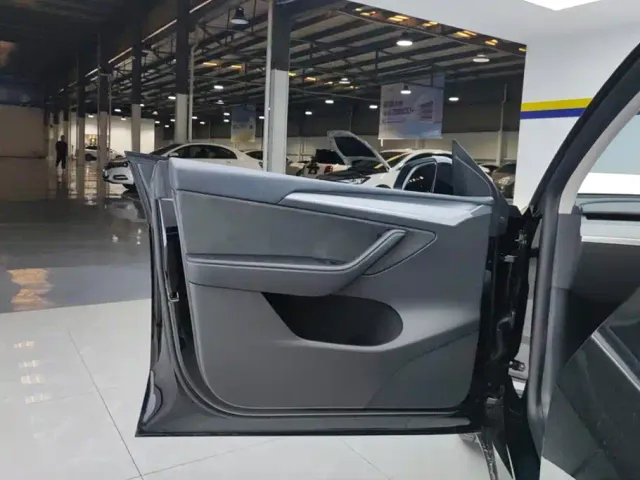Tesla Model Y — Фото автомобиля 7