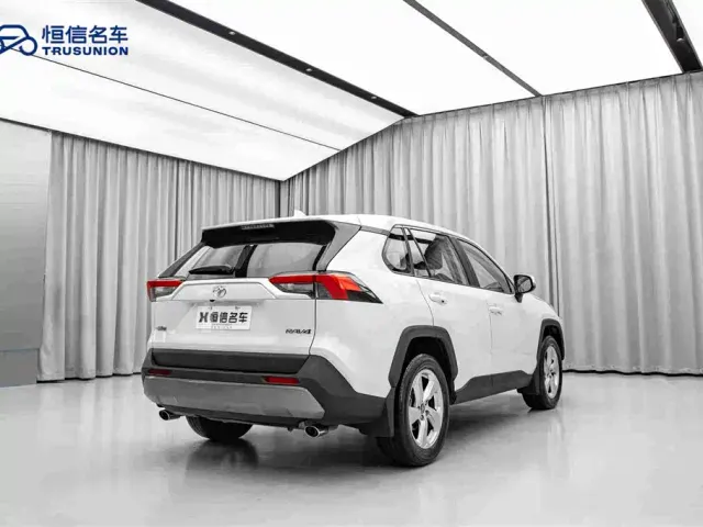 Toyota RAV4 — Фото автомобиля 5