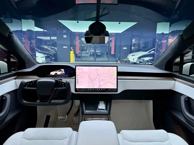 Tesla Model X — Фото автомобиля 15