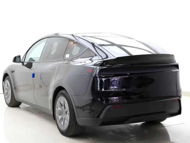 Tesla Model Y L — Фото автомобиля 8
