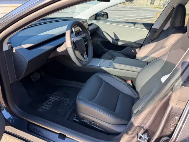 Tesla Model 3 — Фото автомобиля 6