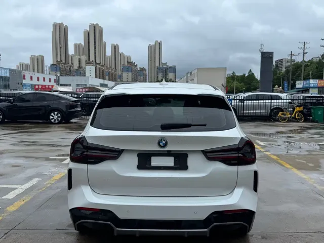 BMW iX3 — Фото автомобиля 8