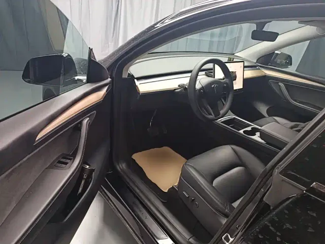 Tesla Model Y — Фото автомобиля 15