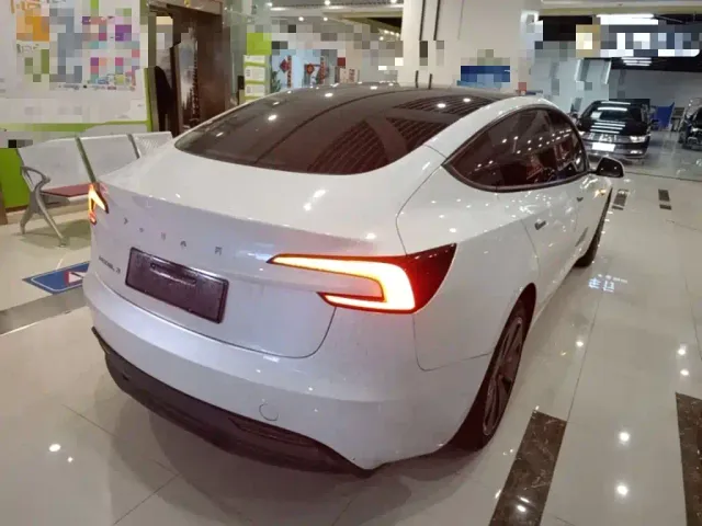 Tesla Model 3 — Фото автомобиля 6