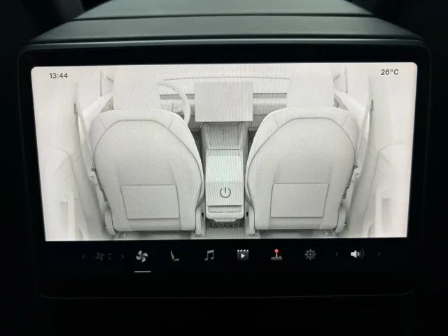 Tesla Model Y — Фото автомобиля 19