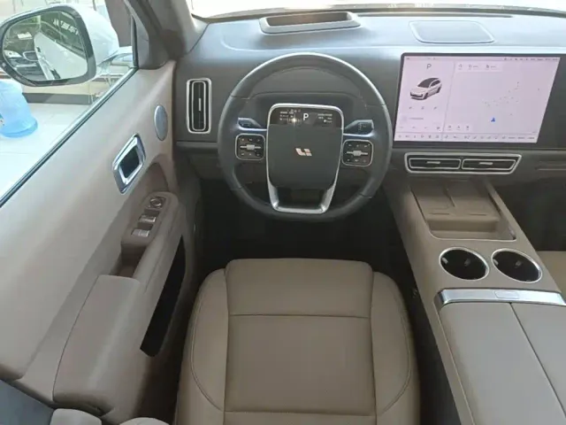 Li Auto L8 — Фото автомобиля 10