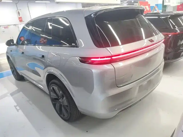 Li Auto L8 — Фото автомобиля 4