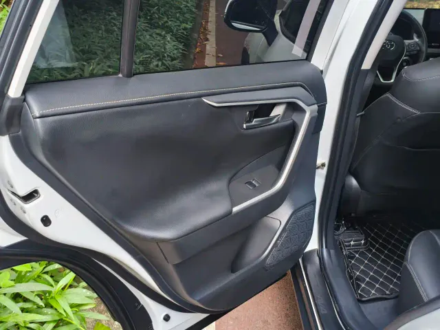 Toyota RAV4 — Фото автомобиля 9