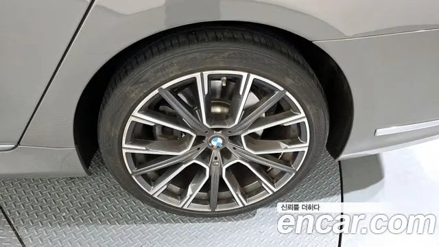 BMW 7-Series — Фото автомобиля 5