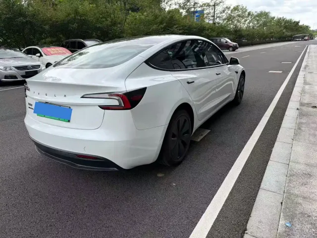 Tesla Model 3 — Фото автомобиля 4