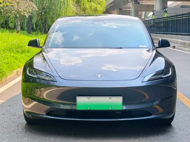 Tesla Model 3 — Фото автомобиля 2