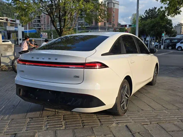 Roewe D6 — Фото автомобиля 12