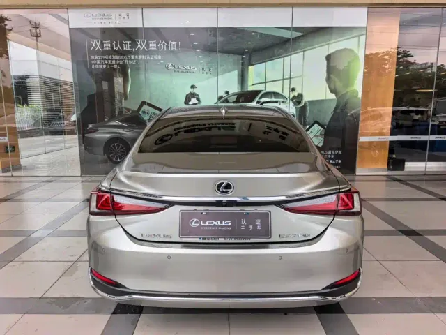 Lexus ES — Фото автомобиля 3