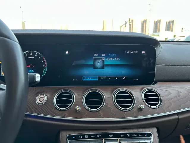 Mercedes-Benz E-Class — Фото автомобиля 20