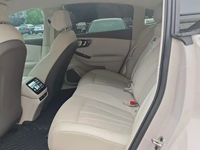 Roewe Rising Auto F7 — Фото автомобиля 7