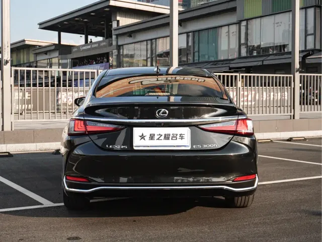 Lexus ES — Фото автомобиля 6