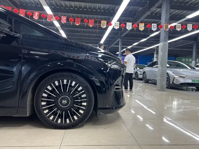 Xpeng X9 — Фото автомобиля 5