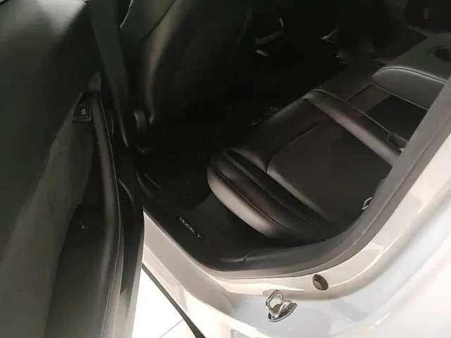 Tesla Model Y — Фото автомобиля 16