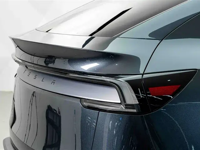 Tesla Model Y — Фото автомобиля 8