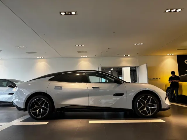 Lotus Emeya — Фото автомобиля 5